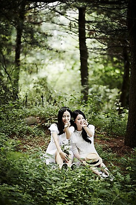 포토 JPG 주간 전신 나무 모자 여자 미소 앉기 20대 성인 야외 두명 앞모습 친구 청춘 화관 우정 한국인 숲속 손하트 뷰티라이프 청순 성인여자만 국내포토 자연요소 식물 라이프스타일 잡화 꽃 뷰포인트 컨셉 관계 모션 표정 사람 동양인 손짓 청년 숲 여자만 성인만 파일형식