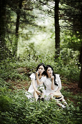 포토 JPG 주간 전신 나무 모자 여자 미소 앉기 20대 성인 야외 두명 앞모습 친구 청춘 화관 우정 한국인 숲속 손하트 뷰티라이프 청순 성인여자만 국내포토 자연요소 식물 라이프스타일 잡화 꽃 뷰포인트 컨셉 관계 모션 표정 사람 동양인 손짓 청년 숲 여자만 성인만 파일형식