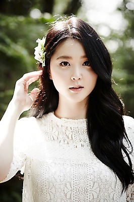 포토 JPG 주간 여자 한명 서기 손짓 상반신 20대 성인 야외 앞모습 청춘 한국인 숲속 코사지 뷰티라이프 청순 성인여자한명만 국내포토 자연요소 1 라이프스타일 뷰포인트 컨셉 장신구 모션 사람 동양인 청년 숲 여자한명만 성인여자만 파일형식