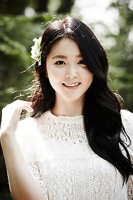 포토 JPG 주간 여자 한명 서기 미소 손짓 상반신 20대 성인 야외 앞모습 청춘 한국인 숲속 코사지 뷰티라이프 청순 성인여자한명만 국내포토 자연요소 1 라이프스타일 뷰포인트 컨셉 장신구 모션 표정 사람 동양인 청년 숲 여자한명만 성인여자만 파일형식