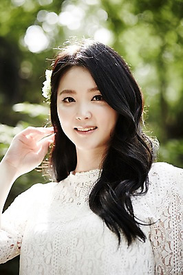 포토 JPG 주간 여자 한명 서기 미소 손짓 상반신 20대 성인 야외 앞모습 청춘 한국인 숲속 코사지 뷰티라이프 청순 성인여자한명만 국내포토 자연요소 1 라이프스타일 뷰포인트 컨셉 장신구 모션 표정 사람 동양인 청년 숲 여자한명만 성인여자만 파일형식