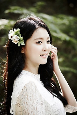 포토 JPG 주간 여자 한명 서기 미소 상반신 20대 성인 야외 옆모습 청춘 뷰티 만지기 한국인 숲속 코사지 뷰티라이프 청순 성인여자한명만 국내포토 자연요소 1 라이프스타일 뷰포인트 컨셉 장신구 모션 표정 사람 동양인 청년 숲 여자한명만 성인여자만 파일형식