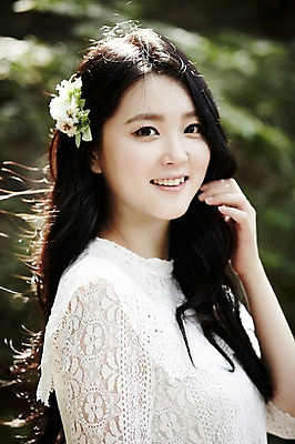 포토 JPG 주간 여자 한명 서기 미소 상반신 20대 성인 야외 옆모습 청춘 뷰티 만지기 한국인 숲속 코사지 뷰티라이프 청순 성인여자한명만 국내포토 자연요소 1 라이프스타일 뷰포인트 컨셉 장신구 모션 표정 사람 동양인 청년 숲 여자한명만 성인여자만 파일형식