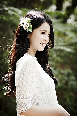 포토 JPG 주간 여자 한명 서기 미소 상반신 20대 성인 야외 옆모습 청춘 뷰티 한국인 숲속 코사지 뷰티라이프 청순 성인여자한명만 국내포토 자연요소 1 라이프스타일 뷰포인트 컨셉 장신구 모션 표정 사람 동양인 청년 숲 여자한명만 성인여자만 파일형식