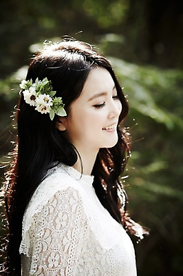 포토 JPG 주간 여자 한명 서기 미소 상반신 20대 성인 야외 옆모습 청춘 뷰티 한국인 숲속 코사지 뷰티라이프 청순 성인여자한명만 국내포토 자연요소 1 라이프스타일 뷰포인트 컨셉 장신구 모션 표정 사람 동양인 청년 숲 여자한명만 성인여자만 파일형식