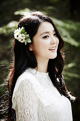 포토 JPG 주간 여자 한명 서기 미소 상반신 20대 성인 야외 옆모습 청춘 뷰티 한국인 숲속 코사지 뷰티라이프 청순 성인여자한명만 국내포토 자연요소 1 라이프스타일 뷰포인트 컨셉 장신구 모션 표정 사람 동양인 청년 숲 여자한명만 성인여자만 파일형식