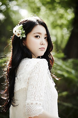 포토 JPG 주간 여자 한명 서기 상반신 20대 성인 야외 옆모습 청춘 뷰티 한국인 숲속 코사지 뷰티라이프 청순 성인여자한명만 국내포토 자연요소 1 라이프스타일 뷰포인트 컨셉 장신구 모션 사람 동양인 청년 숲 여자한명만 성인여자만 파일형식