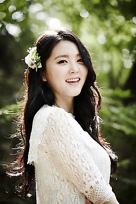 포토 JPG 주간 여자 한명 서기 미소 상반신 20대 성인 야외 옆모습 청춘 뷰티 한국인 숲속 코사지 뷰티라이프 청순 성인여자한명만 국내포토 자연요소 1 라이프스타일 뷰포인트 컨셉 장신구 모션 표정 사람 동양인 청년 숲 여자한명만 성인여자만 파일형식