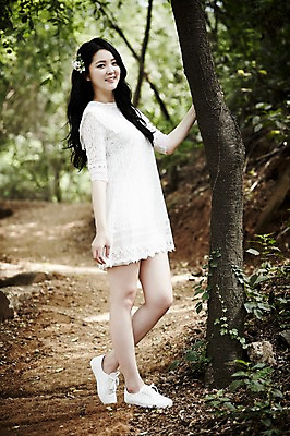 포토 JPG 주간 전신 나무 원피스 여자 한명 서기 20대 성인 야외 옆모습 청춘 한국인 숲속 뷰티라이프 청순 성인여자한명만 국내포토 자연요소 식물 1 라이프스타일 옷 뷰포인트 컨셉 모션 사람 동양인 청년 숲 여자한명만 성인여자만 파일형식