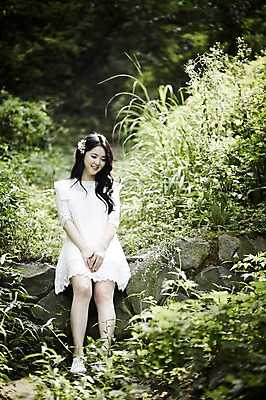 포토 JPG 주간 전신 원피스 여자 돌담 한명 앉기 20대 성인 야외 앞모습 청춘 한국인 숲속 뷰티라이프 청순 성인여자한명만 국내포토 자연요소 1 라이프스타일 옷 뷰포인트 컨셉 모션 사람 동양인 청년 담장 돌_바위 숲 여자한명만 성인여자만 파일형식