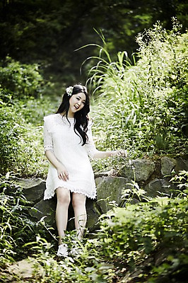 포토 JPG 주간 전신 원피스 여자 돌담 한명 앉기 20대 성인 야외 앞모습 청춘 한국인 숲속 뷰티라이프 청순 성인여자한명만 국내포토 자연요소 1 라이프스타일 옷 뷰포인트 컨셉 모션 사람 동양인 청년 담장 돌_바위 숲 여자한명만 성인여자만 파일형식