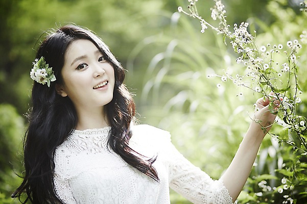 포토 JPG 주간 여자 나뭇잎 한명 서기 미소 상반신 20대 성인 야외 옆모습 청춘 뷰티 만지기 한국인 숲속 코사지 뷰티라이프 청순 성인여자한명만 국내포토 자연요소 1 라이프스타일 뷰포인트 컨셉 잎 장신구 모션 표정 사람 동양인 청년 숲 여자한명만 성인여자만 파일형식