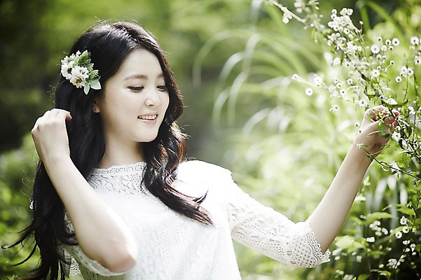 포토 JPG 주간 여자 나뭇잎 한명 서기 미소 상반신 20대 성인 야외 옆모습 청춘 뷰티 만지기 한국인 숲속 코사지 뷰티라이프 청순 성인여자한명만 국내포토 자연요소 1 라이프스타일 뷰포인트 컨셉 잎 장신구 모션 표정 사람 동양인 청년 숲 여자한명만 성인여자만 파일형식