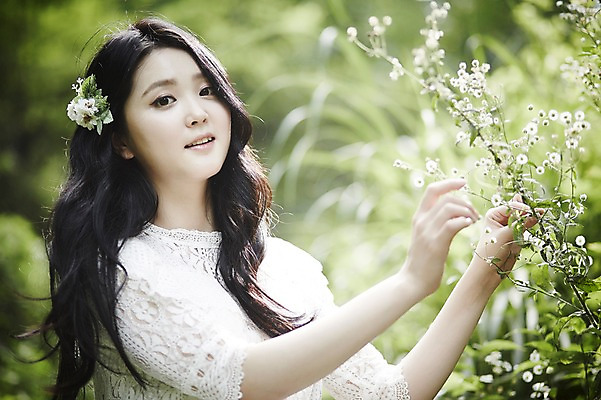 포토 JPG 주간 여자 나뭇잎 한명 서기 미소 상반신 20대 성인 야외 옆모습 청춘 뷰티 만지기 한국인 숲속 코사지 뷰티라이프 청순 성인여자한명만 국내포토 자연요소 1 라이프스타일 뷰포인트 컨셉 잎 장신구 모션 표정 사람 동양인 청년 숲 여자한명만 성인여자만 파일형식