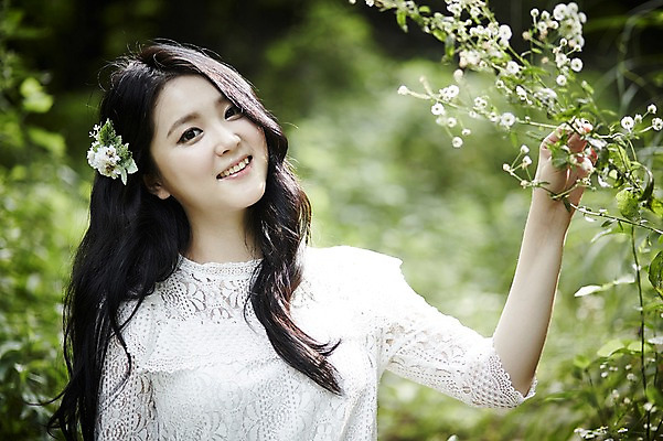 포토 JPG 주간 여자 나뭇잎 한명 서기 미소 상반신 20대 성인 야외 옆모습 청춘 뷰티 만지기 한국인 숲속 코사지 뷰티라이프 청순 성인여자한명만 국내포토 자연요소 1 라이프스타일 뷰포인트 컨셉 잎 장신구 모션 표정 사람 동양인 청년 숲 여자한명만 성인여자만 파일형식