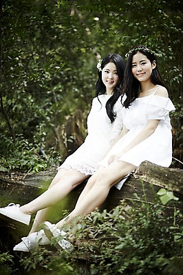 포토 JPG 주간 전신 나무 여자 미소 앉기 20대 성인 야외 두명 옆모습 친구 청춘 우정 한국인 숲속 나무기둥 뷰티라이프 청순 성인여자만 국내포토 자연요소 식물 라이프스타일 뷰포인트 컨셉 관계 모션 표정 사람 동양인 청년 숲 여자만 성인만 파일형식