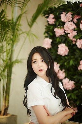 포토 JPG 응시 여자 꽃 남방 실내 무표정 한명 상반신 20대 성인 옆모습 청춘 소파 팔짱 한국인 뷰티라이프 청순 성인여자한명만 국내포토 식물 1 라이프스타일 시선 감정 뷰포인트 컨셉 셔츠 의자 모션 표정 사람 동양인 청년 내부 여자한명만 성인여자만 파일형식