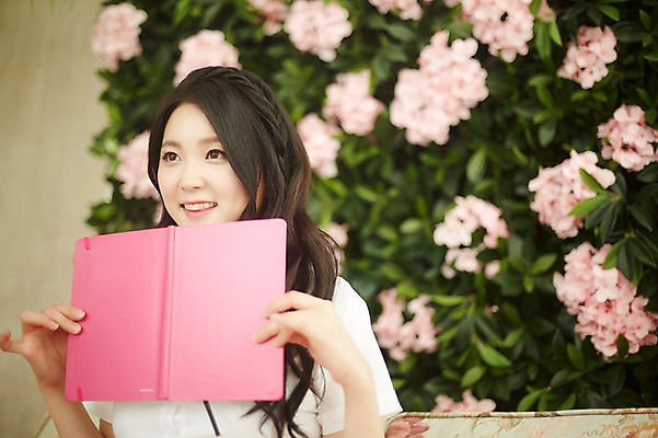 포토 JPG 여자 꽃 실내 한명 미소 들기 앉기 상반신 20대 성인 앞모습 청춘 소파 다이어리 한국인 뷰티라이프 청순 성인여자한명만 국내포토 식물 1 라이프스타일 뷰포인트 컨셉 의자 모션 표정 사람 동양인 청년 내부 사무용품 여자한명만 성인여자만 파일형식