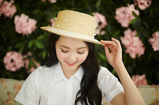 포토 JPG 여자 꽃 실내 한명 미소 앉기 손짓 상반신 20대 성인 앞모습 청춘 소파 만지기 한국인 밀짚모자 뷰티라이프 청순 성인여자한명만 국내포토 식물 모자_잡화 1 라이프스타일 뷰포인트 컨셉 의자 모션 표정 사람 동양인 청년 내부 여자한명만 성인여자만 파일형식