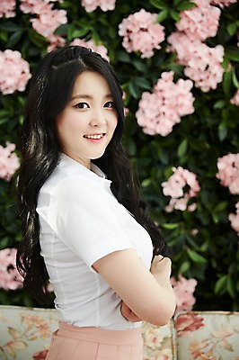 포토 JPG 여자 꽃 남방 실내 한명 미소 앉기 상반신 20대 성인 옆모습 청춘 소파 팔짱 한국인 뷰티라이프 청순 성인여자한명만 국내포토 식물 1 라이프스타일 뷰포인트 컨셉 셔츠 의자 모션 표정 사람 동양인 청년 내부 여자한명만 성인여자만 파일형식