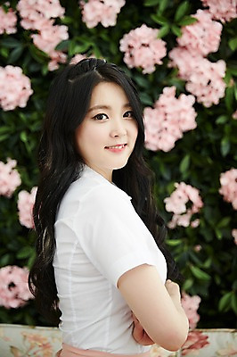 포토 JPG 여자 꽃 남방 실내 한명 미소 앉기 상반신 20대 성인 옆모습 청춘 소파 팔짱 한국인 뷰티라이프 청순 성인여자한명만 국내포토 식물 1 라이프스타일 뷰포인트 컨셉 셔츠 의자 모션 표정 사람 동양인 청년 내부 여자한명만 성인여자만 파일형식