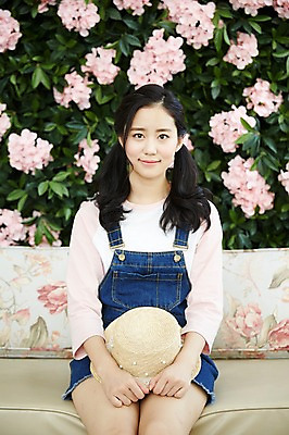 포토 JPG 여자 꽃 실내 한명 미소 앉기 상반신 20대 성인 앞모습 청춘 소파 한국인 밀짚모자 멜빵치마 뷰티라이프 청순 성인여자한명만 국내포토 식물 모자_잡화 1 라이프스타일 뷰포인트 컨셉 의자 모션 표정 사람 동양인 청년 내부 치마 멜빵 여자한명만 성인여자만 파일형식