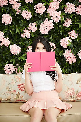 포토 JPG 여자 꽃 남방 실내 한명 들기 앉기 상반신 20대 성인 앞모습 청춘 소파 다이어리 한국인 얼굴가리기 뷰티라이프 청순 플리츠스커트 성인여자한명만 국내포토 식물 1 라이프스타일 뷰포인트 컨셉 셔츠 의자 모션 사람 동양인 청년 내부 치마 사무용품 가림 여자한명만 성인여자만 파일형식