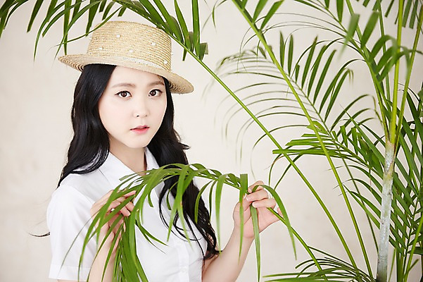 포토 JPG 식물 응시 여자 실내 무표정 한명 서기 손짓 상반신 20대 성인 앞모습 청춘 만지기 한국인 밀짚모자 뷰티라이프 청순 성인여자한명만 국내포토 모자_잡화 1 라이프스타일 시선 감정 뷰포인트 컨셉 모션 표정 사람 동양인 청년 내부 여자한명만 성인여자만 파일형식