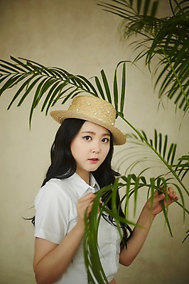 포토 JPG 식물 응시 여자 남방 실내 한명 서기 상반신 20대 성인 옆모습 청춘 만지기 한국인 밀짚모자 뷰티라이프 청순 성인여자한명만 국내포토 모자_잡화 1 라이프스타일 시선 뷰포인트 컨셉 셔츠 모션 사람 동양인 청년 내부 여자한명만 성인여자만 파일형식