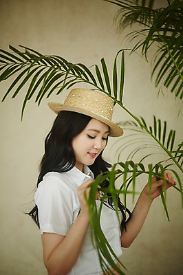 포토 JPG 식물 여자 남방 실내 한명 서기 미소 상반신 20대 성인 옆모습 청춘 만지기 한국인 밀짚모자 뷰티라이프 청순 성인여자한명만 국내포토 모자_잡화 1 라이프스타일 뷰포인트 컨셉 셔츠 모션 표정 사람 동양인 청년 내부 여자한명만 성인여자만 파일형식