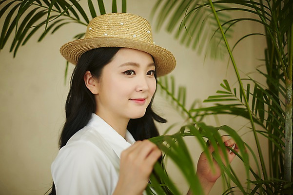 포토 JPG 식물 여자 남방 실내 한명 서기 미소 상반신 20대 성인 옆모습 청춘 만지기 한국인 밀짚모자 뷰티라이프 청순 성인여자한명만 국내포토 모자_잡화 1 라이프스타일 뷰포인트 컨셉 셔츠 모션 표정 사람 동양인 청년 내부 여자한명만 성인여자만 파일형식