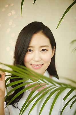 포토 JPG 식물 여자 나뭇잎 실내 한명 서기 미소 들기 상반신 20대 성인 앞모습 청춘 만지기 한국인 뷰티라이프 청순 성인여자한명만 국내포토 1 라이프스타일 뷰포인트 컨셉 잎 모션 표정 사람 동양인 청년 내부 여자한명만 성인여자만 파일형식