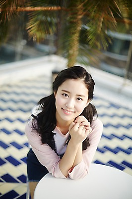 포토 JPG 여자 실내 한명 미소 앉기 상반신 20대 성인 앞모습 청춘 한국인 올려보기 뷰티라이프 청순 성인여자한명만 국내포토 1 라이프스타일 뷰포인트 컨셉 모션 표정 사람 동양인 청년 내부 여자한명만 성인여자만 파일형식