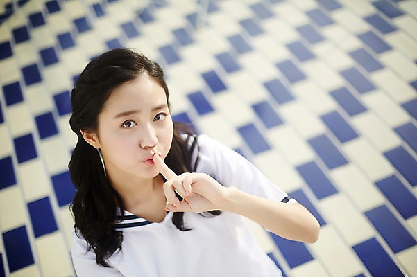 포토 JPG 여자 포즈 실내 한명 앉기 손짓 상반신 20대 성인 앞모습 청춘 한국인 올려보기 쉿 마린룩 뷰티라이프 청순 성인여자한명만 국내포토 1 라이프스타일 옷 뷰포인트 컨셉 모션 사람 동양인 청년 내부 조용 여자한명만 성인여자만 파일형식