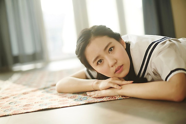 포토 JPG 응시 여자 엎드리기 실내 한명 미소 상반신 20대 성인 옆모습 청춘 한국인 마린룩 뷰티라이프 청순 성인여자한명만 국내포토 1 라이프스타일 시선 옷 뷰포인트 컨셉 모션 표정 사람 동양인 청년 내부 여자한명만 성인여자만 파일형식