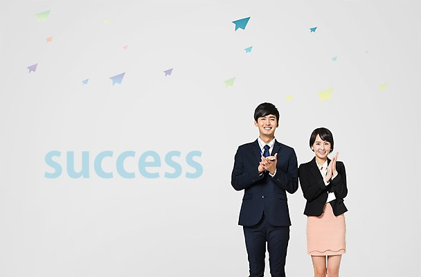 PSD 편집 편집이미지 여자 남자 성공 정장 성인 두명 한국인 구직 박수 종이비행기 취업준비생 이미지편집 옷 컨셉 사람 동양인 손짓 종이접기 파일형식