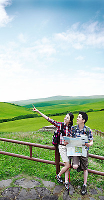 PSD 편집 편집이미지 커플 여자 남자 여행 지도 산 초원 성인 두명 울타리 한국인 가리킴 이미지편집 관계 사람 동양인 손짓 담장 파일형식