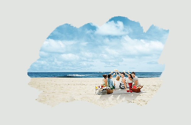 PSD 외국인 편집 편집이미지 여자 남자 바다 여행 여러명 성인 해변 돗자리 피크닉용품 이미지편집 다수 사람 인종 소풍 파일형식