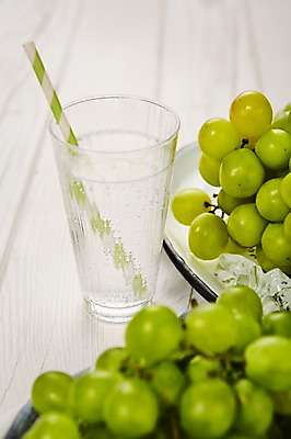 포토 JPG 스튜디오촬영 접시 백그라운드 과일 실내 빨대 사람없음 얼음 신선 유기농 청포도 제철 청포도주스 제철과일 국내포토 자연요소 식기 웰빙 포도 내부 과일주스 파일형식