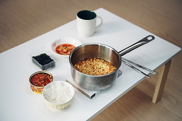 포토 JPG 탁자 반찬 김치 실내 사람없음 라면 냄비 국내포토 한식 음식 가구 내부 면류 솥 파일형식