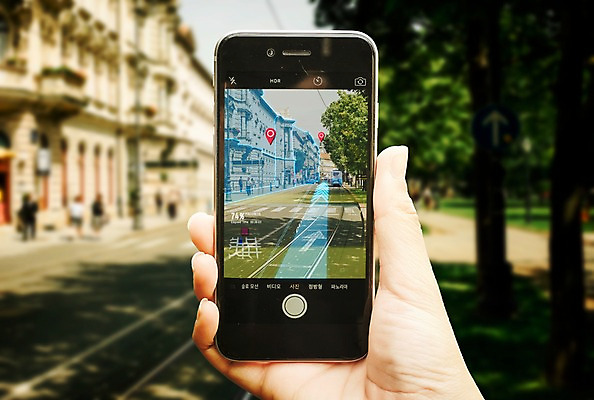 JPG 편집 편집이미지 손 지도 거리 신체부위 컴퓨터그래픽 그래픽 스마트폰 디지털합성 합성 길찾기 네비게이션 홀로그램 증강현실 편집실사 사람 핸드폰 스마트기기 CG 파일형식