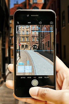 JPG 편집 편집이미지 손 지도 거리 신체부위 컴퓨터그래픽 그래픽 스마트폰 디지털합성 합성 길찾기 네비게이션 홀로그램 증강현실 편집실사 사람 핸드폰 스마트기기 CG 파일형식