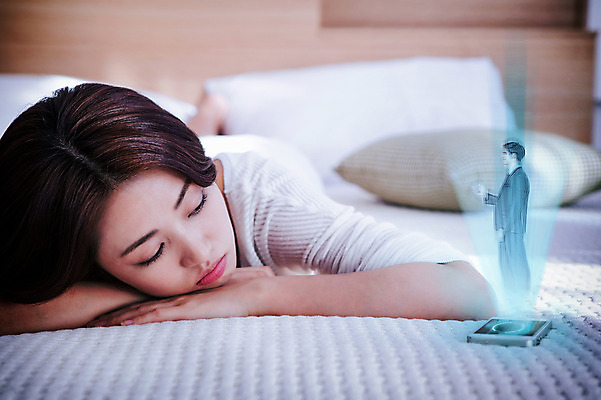 JPG 편집 편집이미지 여자 남자 엎드리기 피곤 성인 두명 컴퓨터그래픽 그래픽 스마트폰 한국인 침대 잠 디지털합성 합성 영상통화 홀로그램 증강현실 편집실사 가구 컨셉 모션 사람 동양인 핸드폰 스마트기기 CG 통화 파일형식