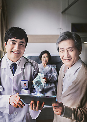 JPG 편집 편집이미지 여자 남자 의학 실내 병원 성인 컴퓨터그래픽 그래픽 세명 태블릿 한국인 환자 의사 장기 디지털합성 합성 홀로그램 증강현실 편집실사 신체 사람 동양인 내부 전자제품 스마트기기 의료진 CG 파일형식