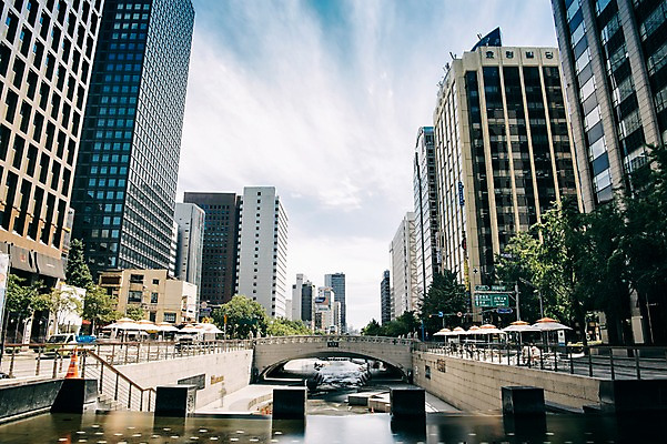 포토 JPG 주간 여유 휴식 서울 풍경 빌딩 사람없음 야외 도시풍경 산책 도시 도심 청계천 청계교 21개교 국내포토 자연요소 감정 컨셉 한국 건물 강 다리_건축물 랜드마크 파일형식