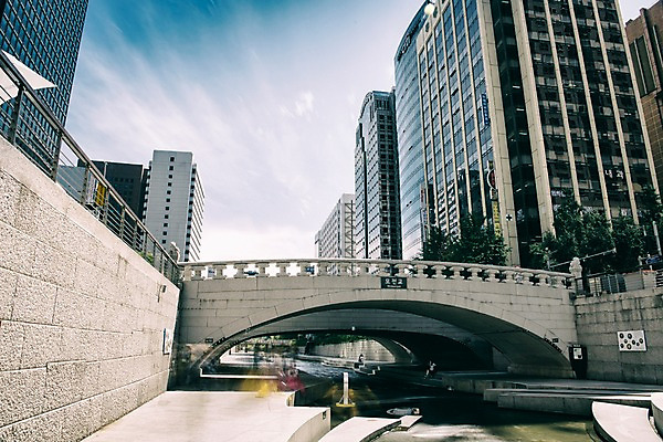 포토 JPG 주간 여유 휴식 서울 풍경 빌딩 사람없음 야외 도시풍경 산책 도시 도심 청계천 청계교 21개교 국내포토 자연요소 감정 컨셉 한국 건물 강 다리_건축물 랜드마크 파일형식
