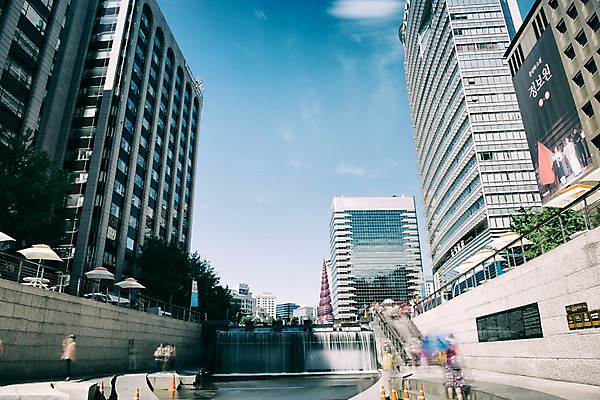 포토 JPG 주간 여유 휴식 서울 풍경 빌딩 사람없음 야외 도시풍경 산책 도시 도심 청계천 청계교 21개교 국내포토 자연요소 감정 컨셉 한국 건물 강 다리_건축물 랜드마크 파일형식