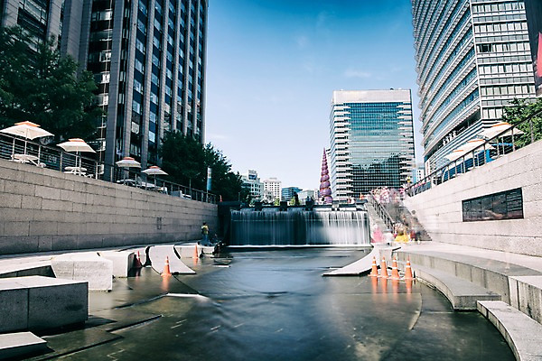 포토 JPG 주간 여유 휴식 서울 풍경 빌딩 사람없음 야외 도시풍경 산책 도시 도심 청계천 청계교 21개교 국내포토 자연요소 감정 컨셉 한국 건물 강 다리_건축물 랜드마크 파일형식
