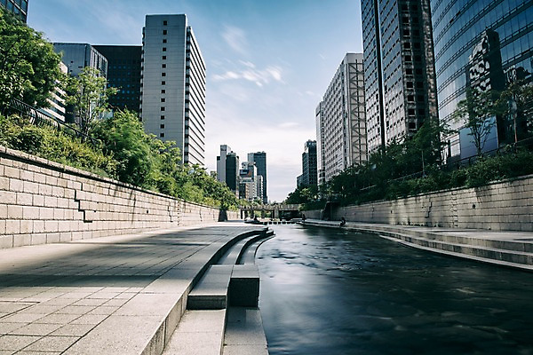 포토 JPG 주간 여유 휴식 서울 풍경 빌딩 사람없음 야외 도시풍경 산책 도시 도심 청계천 청계교 21개교 국내포토 자연요소 감정 컨셉 한국 건물 강 다리_건축물 랜드마크 파일형식