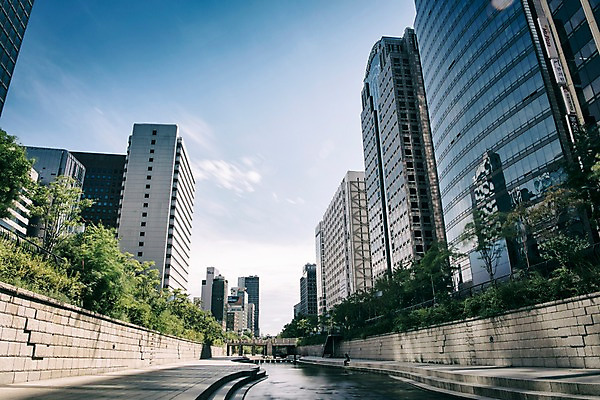 포토 JPG 주간 여유 휴식 서울 풍경 빌딩 사람없음 야외 도시풍경 산책 도시 도심 청계천 청계교 21개교 국내포토 자연요소 감정 컨셉 한국 건물 강 다리_건축물 랜드마크 파일형식